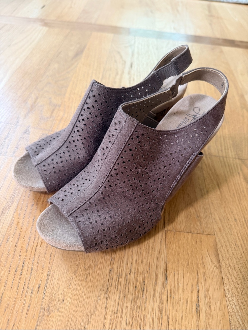 Ladies Size 9M Life Stride Perforated Open-Toe Slingback Wedge - Brown Soft Syst